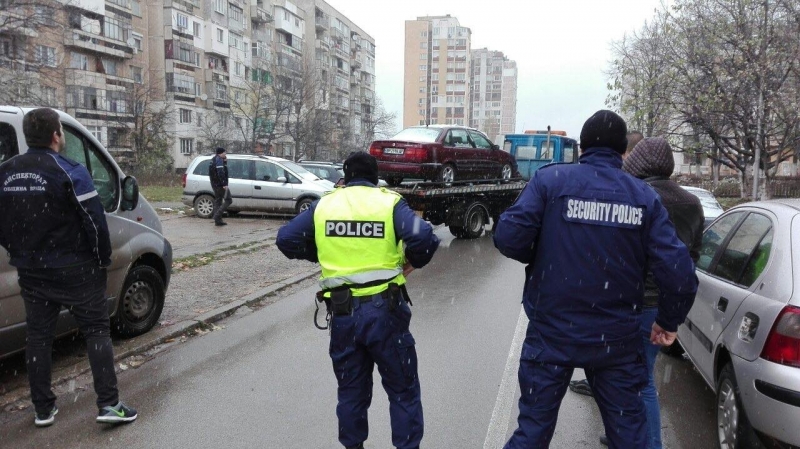 Звено Инспекторат премахна принудително два автомобила излезли от употреба и