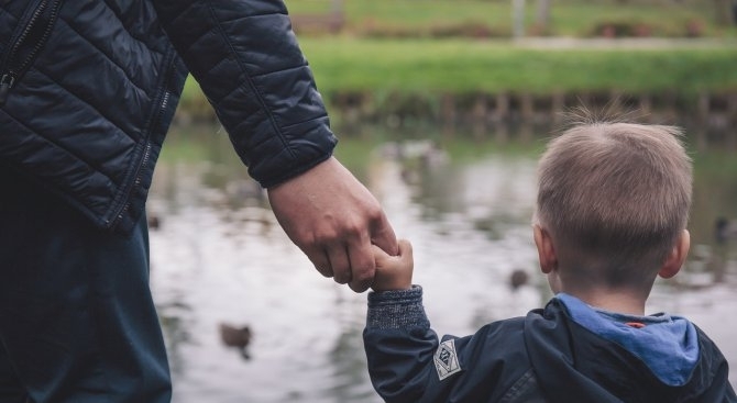 Младо семейство с две малки деца остана на улицата Причината