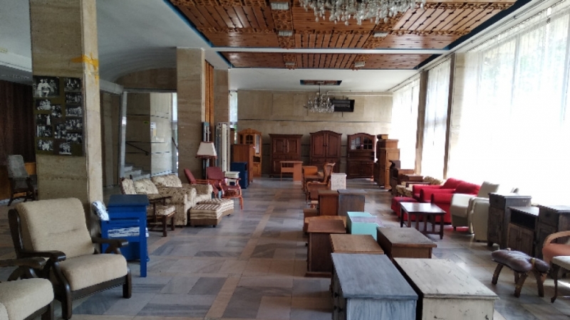 Уникални реновирани мебели предлагат момчета от учебния център в Боровци