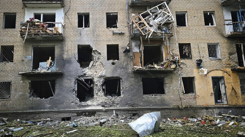 Десетки ранени и жертви след руски атаки по Украйна, дрон удари болница