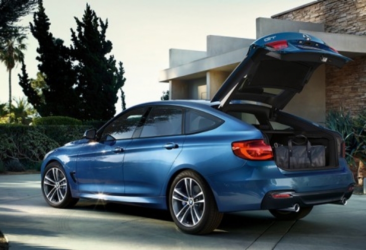 Руса шофьорка на BMW шокира всички в мрежата с начина