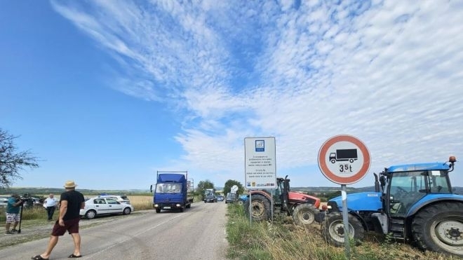 Протест на земеделски производители затвори за движение граничния преход с