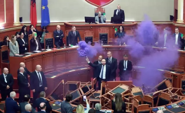 Днешното пленарно заседание на албанския парламент се превърна в хаос