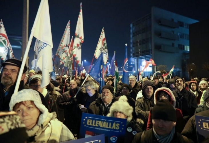 Няколко хиляди унгарци излязоха снощи за пети пореден ден на