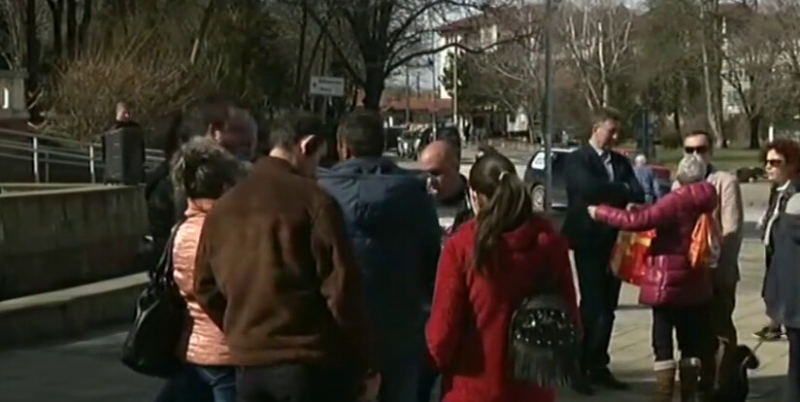 Протест в Лясковец Стотици служители на оръжейна фирма се събраха