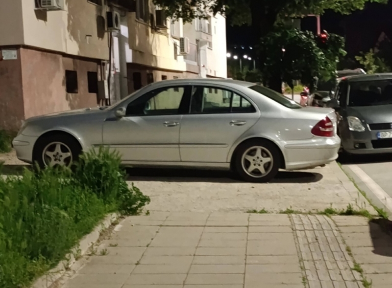 На вниманието на МВР: Врачани изреваха от наглец с "Мерцедес", майки с колички слизат на пътя /снимки/