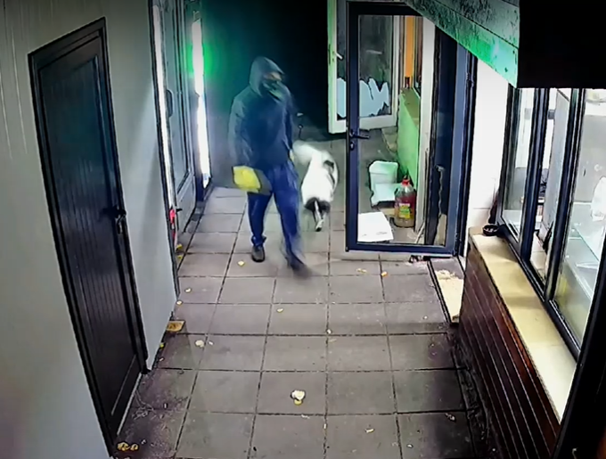 Въоръженият грабеж в Монтана: Говорят заплашените от маскирания младеж дюнерджии /снимки+видео/