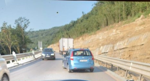 ТИР затруднява движението на международния път Е 79 между Мездра и