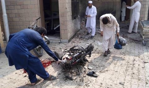 Жена камикадзе се взриви пред болница в Пакистан убивайки най малко