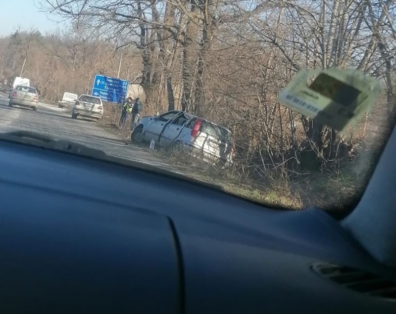 За обяд: Дядо се заби с колата си в крайпътен знак във Врачанско