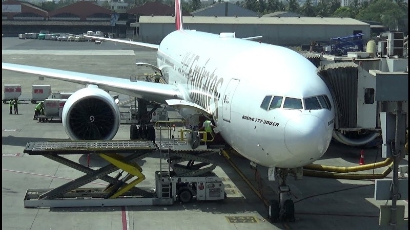 Самолет на компанията Емирейтс се върна в Атина в четвъртък вечерта