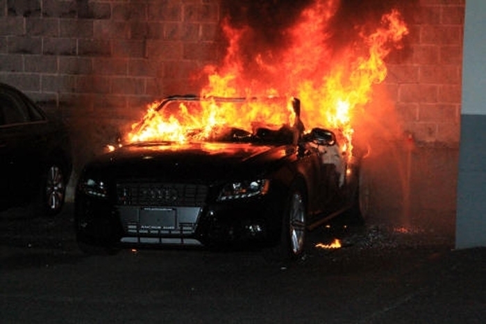 Лек автомобил "Ауди" е бил запален в белослатинското село Алтимир,