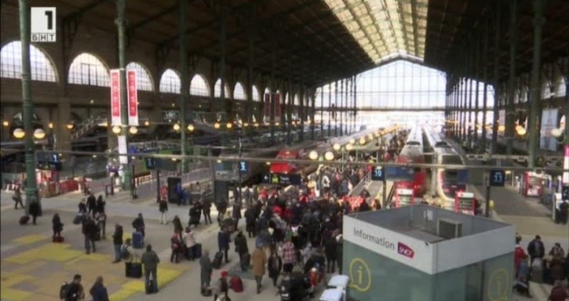 Днес френската авиокомпания Ер Франс отменя една четвърт от полетите