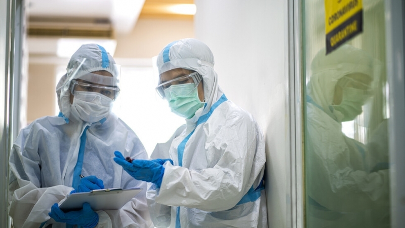 Гърция връща на работа хилядите здравни работници отстранени след отказ