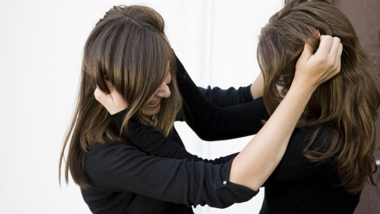 Седмокласничка от Тръстеник е пребита от своя връстничка посред бял