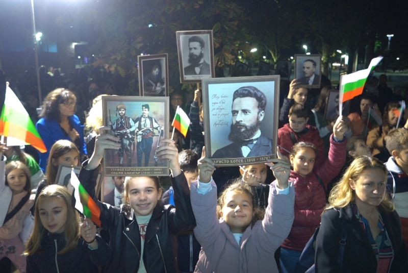 Монтана отбеляза Деня на народните будители с факелно шествие То