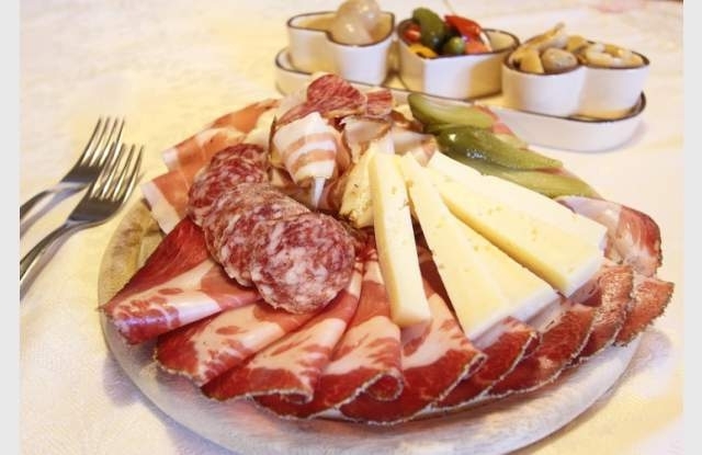 Евтините колбаси готовите храни твърдите сирена консервираната риба и сладкишите