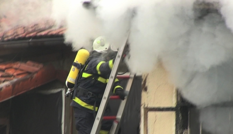 Къща в Белоградчик е пламнала като факла заради небрежния си