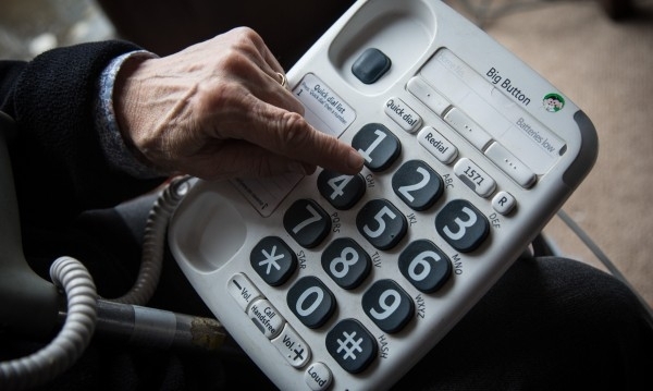 Телефонни измамници принудиха възрастна жена от Враца да изхвърли на