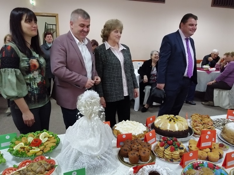 Кулинарна изложба с над 70 ястия подредиха в голямата зала