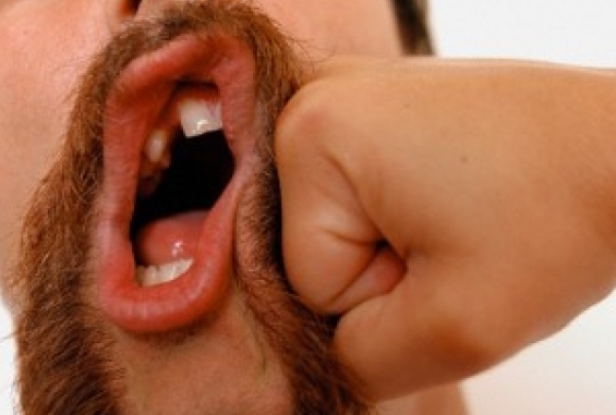 Екшън като на кино се е разиграл снощи пред сградата