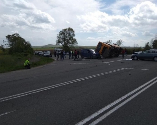 Автобус с три деца катастрофира по главния път между Айтос