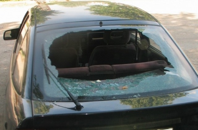 Колата на мъж от Врачанско е билка потрошена от вандали