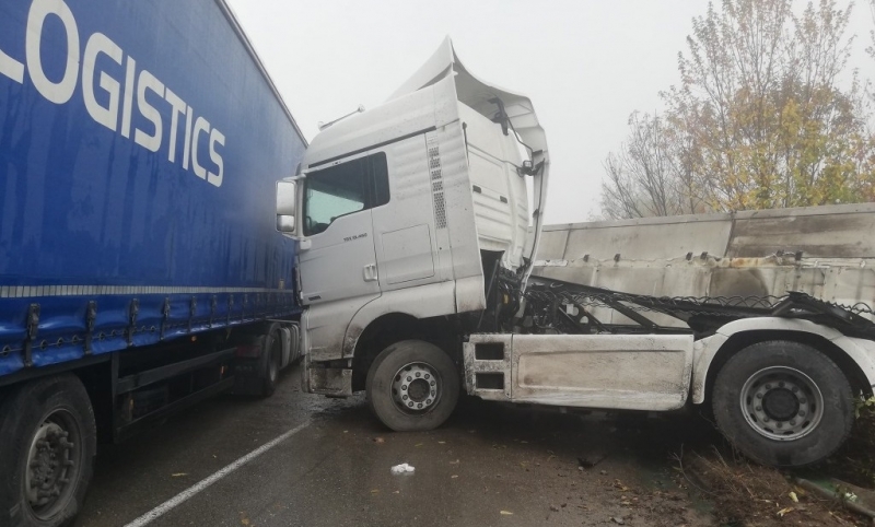 Два камиона са катастрофирали на главен път Е 79 между Мездра