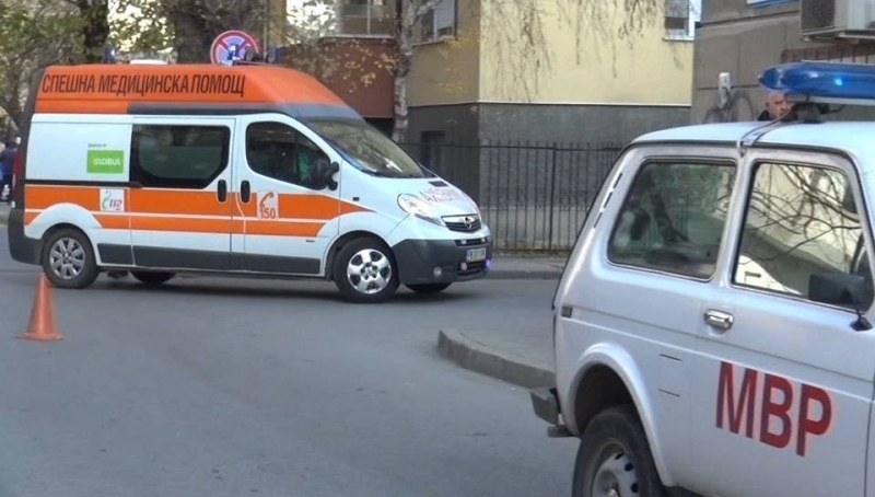 Шофьор с "Порше" помете две жени на пешеходна пътека пред