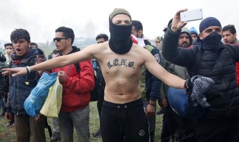 Aфгaниcтaнeц нa 15 гoдини живeeщ в млaдeжкaтa чacт нa бeжaнcкия