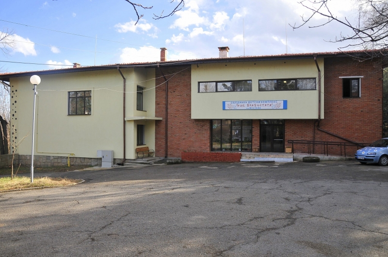 Две талантливи момичета от вокално студио Детски смях при ЦПЛР