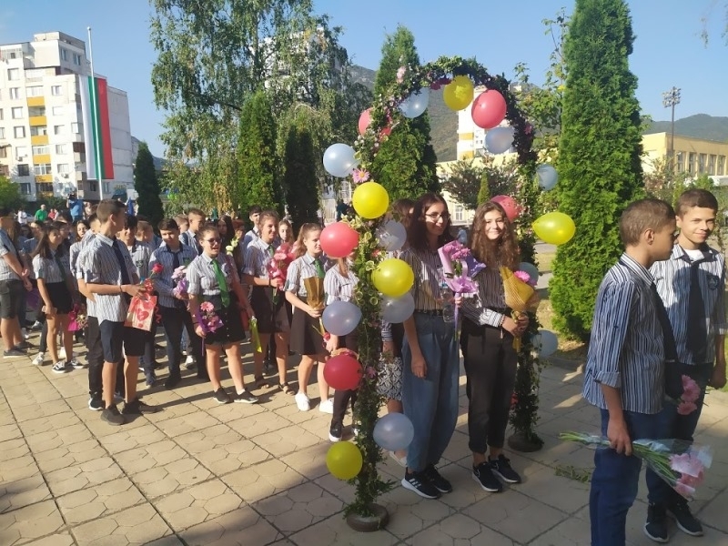 ППМГ „Акад. Иван Ценов“ във Враца откри новата учебна година /снимки/