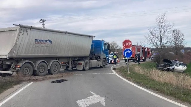 Шофьор на лек автомобил загина при тежка катастрофа в Шумен