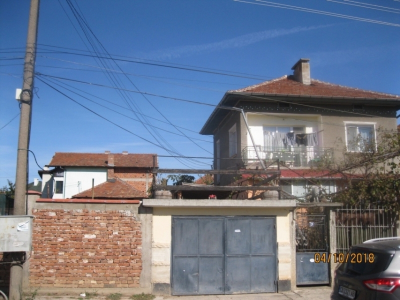 Частен съдебен изпълнител обяви на търг голяма къща и гараж