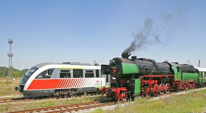 Тумба роми накладе огън върху жп линия