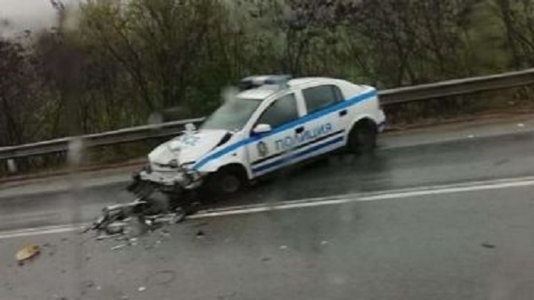 Патрулен автомобил на полицията се е ударил в коне пресичащи пътното