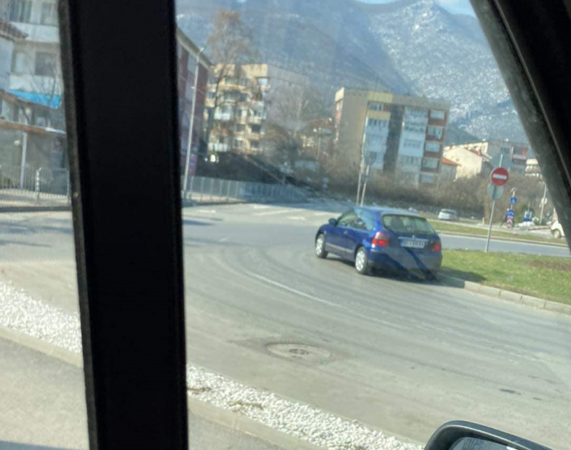 Неориентиран шофьор въртя кръгово във Враца наобратно, научи BulNews.
Преди минути