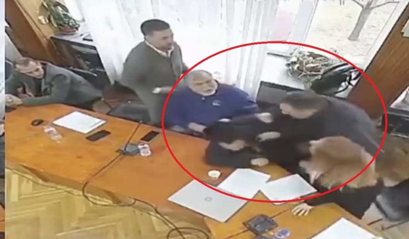 Със скандал и бой завърши последната сесия на общинския съвет