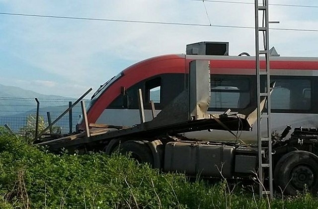 Товарен автомобил шофиран от врачанин се заби във влак на прелез