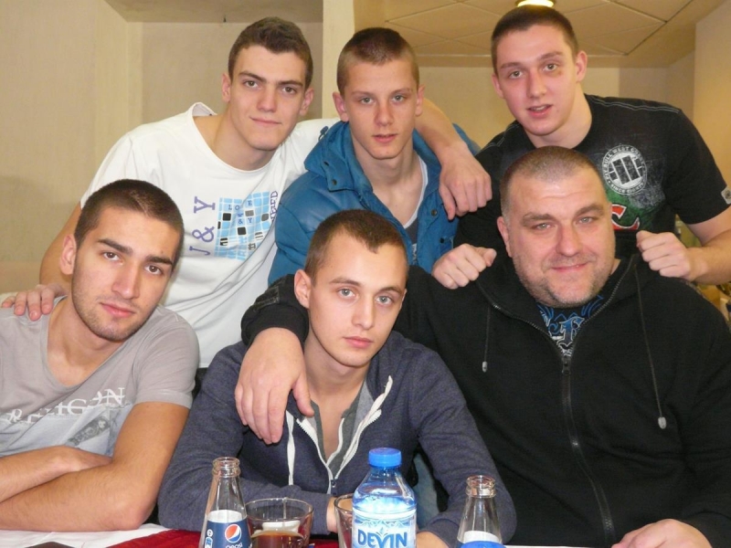 Състезателите от спортен клуб Бойни спортове Монтана и техният треньор