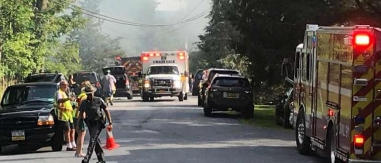 Малък самолет падна върху къща в американския щат Ню Йорк