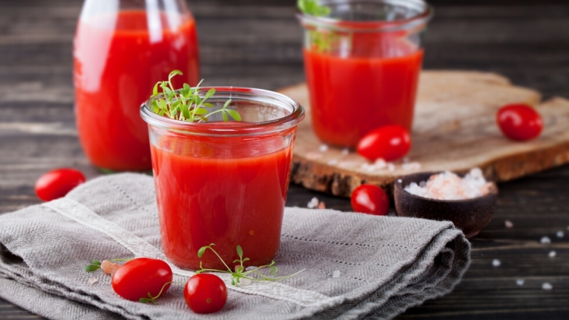 Доматеният сок запазва всички свойства на пресните домати и е