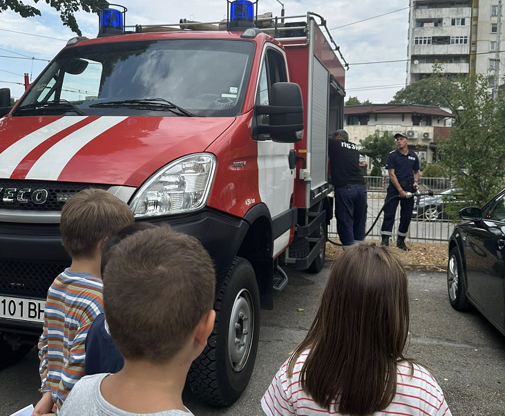 Пожарникари показаха специализирана техника на малчугани във Враца /снимки/