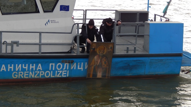 На Никулден десетки вярващи се събраха за тържествената литургия в църквата Свети