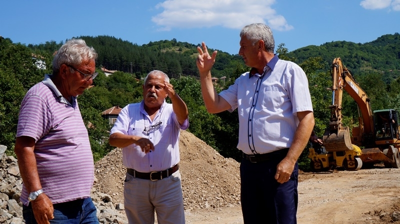 Кметът на община Мездра инж Генади Събков инспектира дейностите по