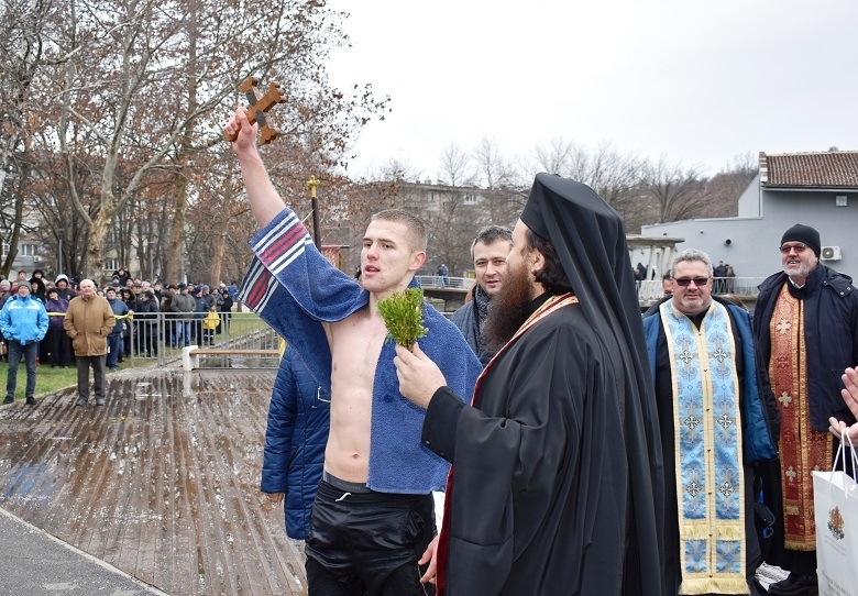 18 годишният Мартин Васко Миланов извади Богоявленския кръст в Монтана Той