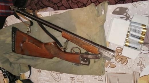 Полицейски служители са намерили незаконна пушка и боеприпаси при тараш