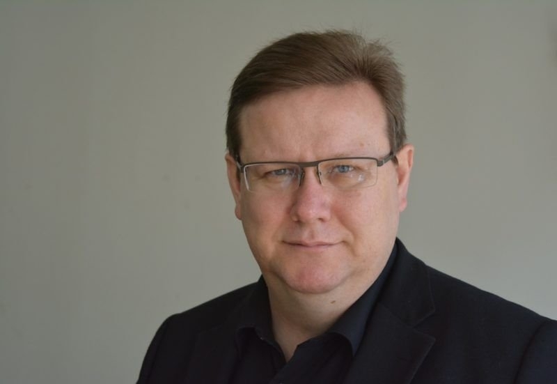 Гледам как умните и красиви политици активисти и журналисти подредени