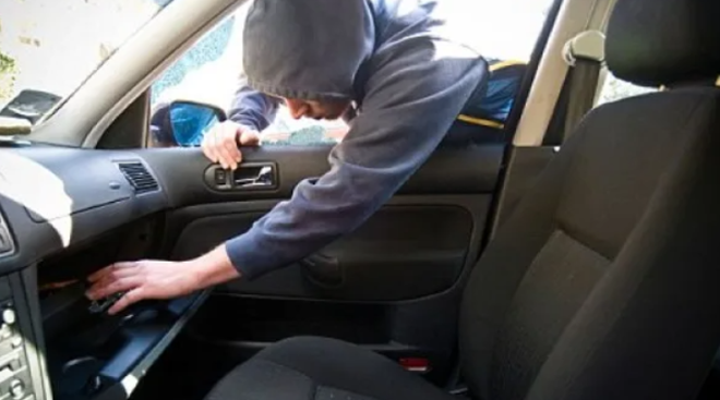 Заловиха бандит откраднал портфейл с пари и документи от автомобил