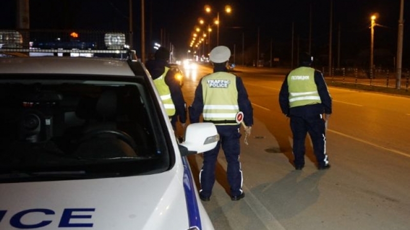 Хванаха двама тарикати без книжки да летят с нередовни коли